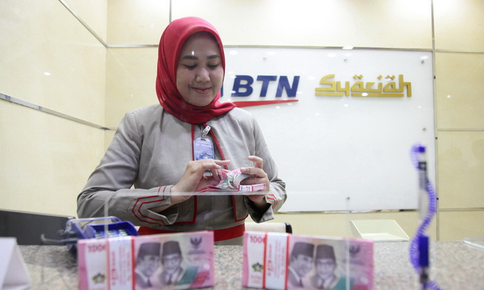 Otoritas Jasa Keuangan (OJK) memberikan sinyal 'lampu hijau' rencana PT Bank Tabungan Negara (Persero) Tbk mengakuisisi PT Bank Muamalat Tbk.