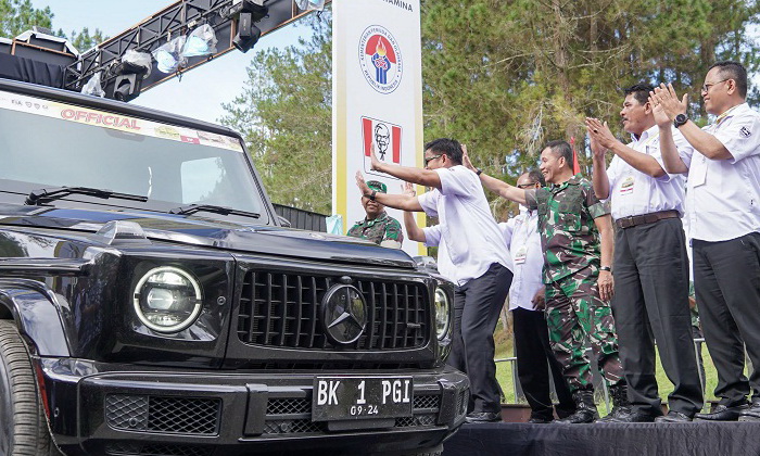 Pj Gubernur Sumut Hassanudin melepas pembalap Grand Final Danau Toba Asia Pasific Rally Championship (APRC) 2023. Even yang menggabungkan olahraga dan hiburan ini diharapkan mendorong sektor pariwisata Sumut.