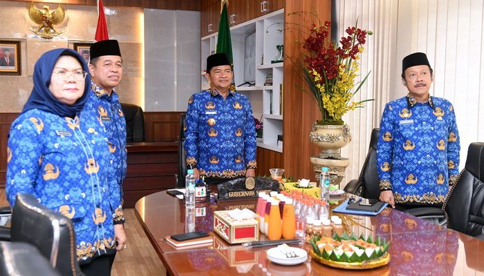 Pj Gubernur Sumut Hassanudin menerima Daftar Isian Pelaksanaan Anggaran (DIPA) dan Buku Daftar Alokasi Transfer ke Daerah (TKD) TA 2024 dari Presiden RI Joko Widodo, secara virtual, Rabu (29/11/2023).