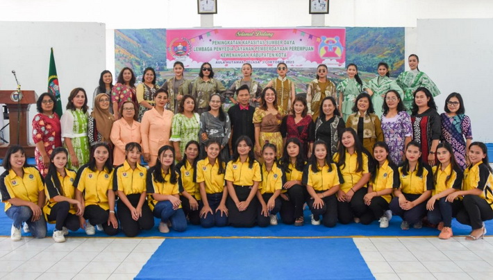 Dharma Wanita Persatuan (DWP) Kabupaten Humbang Hasundutan melaksanaan kegiatan dan pelatihan dalam meningkatkan kemampuan anggotanya di bidang ‘fashion’, Selasa (31/10/2023), di Aula Hutamas Perkantoran Bukit Inspirasi, Doloksanggul.