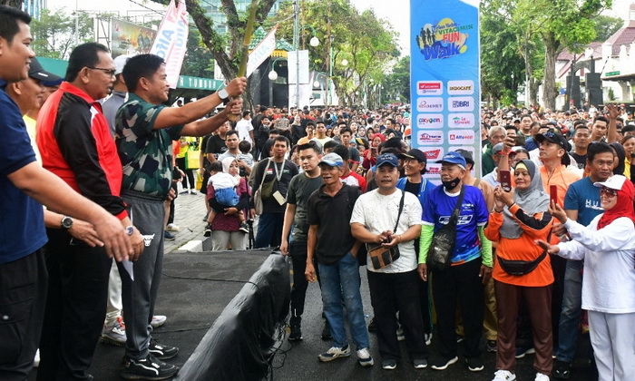 Pj Gubernur Sumut Hassanudin melepas peserta 'fun walk' di Lapangan Benteng Medan, Minggu (12/11/2023). Hassanudin mengingatkan para peserta agar menjauhi narkotika, psikotropika, dan obat terlarang (narkoba).