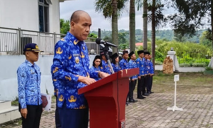 Wakil Bupati Samosir Drs Martua Sitanggang MM bertindak sebagai inspektur upacara pada Peringatan Hari Kesadaran Nasional, dirangkai dengan Peringatan Hari Kesehatan Nasional (HKN) ke-59 Tahun 2023 Tingkat Kabupaten Samosir.