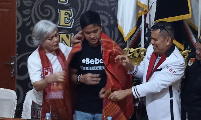 Para pengurus dan anggota HBB (Horas Bangso Batak) turut menyambut kehadiran Ketua Umum PSI (Partai Solidaritas Indonesia) Kaesang Pangarep pada acara Silaturahmi dengan Komunitas Masyarakat Sumatera Utara.