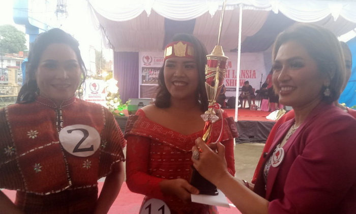 Dalam rangka merayakan HUT yang ke-3, Boru Toba Marsada (Botoma) menggelar perlombaan senam kreasi lansia dan fashion show bagi kaum perempuan di Kabupaten Toba.