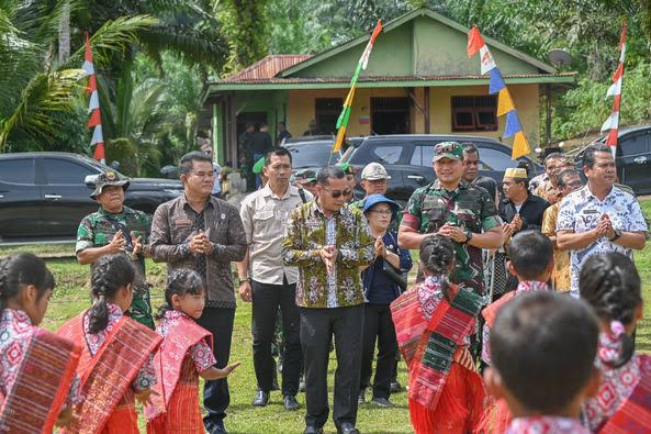 Bupati Humbahas diwakili Pj Sekda Chiristison Rudianto Marbun MPd menutup Karya Bhakti TNI 2023 di Desa Parmonangan Kecamatan Pakkat Kabupaten Humbahas, Kamis (9/11/2023).
