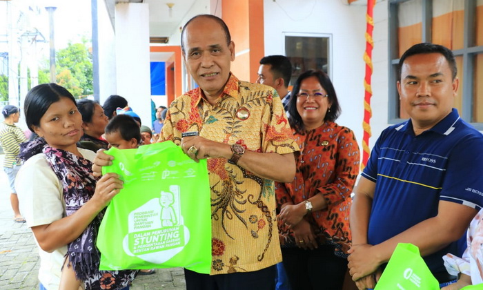Ketua TPPS Samosir Martua Sitanggang menyerahkan bantuan pangan secara simbolis kepada keluarga rawan stunting Kecamatan Pangururan di Kantor Pos Pangururan, Jumat (3/11/2023).