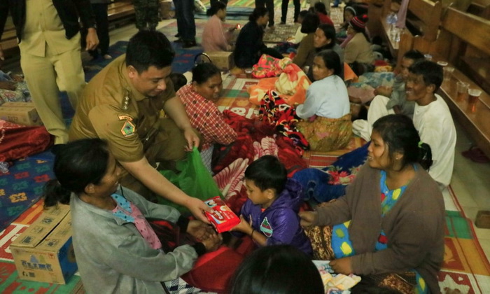 Pasca-banjir bandang di Kenegerian Sihotang yang terjadi, Senin (13/11/2023), sekira pukul 18.30 WIB, Bupati Samosir Vandiko T Gultom bergerak menuju pengungsian warga di Desa Rianiate.