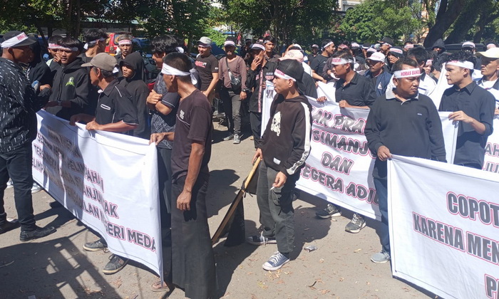 Seratusan massa Ormas HBB menggelar aksi untuk rasa di Gedung Kejari Medan, Senin (27/11/2023), minta kejelasan soal P21 berkas kasus atas nama Boasa Simanjuntak.