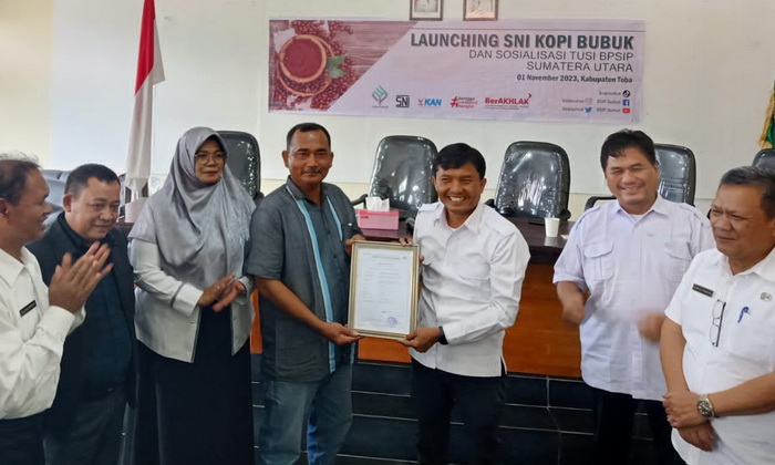 Produk UMKM Bubuk Kopi Motung Arabika (Mora Kopi), asal Kabupaten Toba secara resmi mendapatkan sertifikat Standar Nasional Indonesia (SNI) dari Balai Standardisasi dan Pelayanan Jasa Industri Medan (BSPJI).