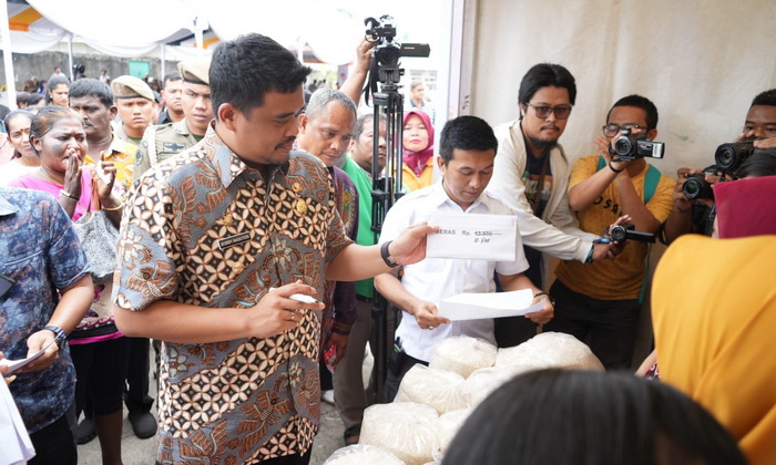 Setelah secara resmi dibuka Wali Kota Medan Bobby Nasution, pasar murah dalam rangka menyambut Hari Raya Deepavali Tahun 2023 langsung diserbu oleh masyarakat sekitar, Kamis (9/11/2023).