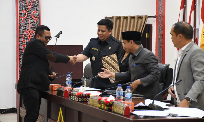 Bupati Samosir bersama DPRD menyetujui Ranperda tentang APBD Kabupaten Samosir TA 2024 ditetapkan menjadi perda.