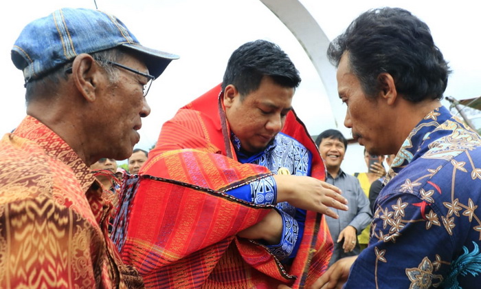 Melalui Program Bunga Desa, Bupati Samosir Vandiko T Gultom mendekatkan pelayanan gratis kepada masyarakat Desa Lumban Suhisuhi Dolok dan Pardomuan Nauli Kecamatan Pangururan, Kamis (2/11/2023).