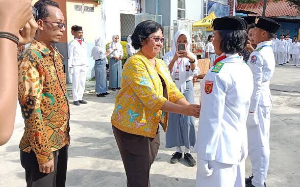 Dinas Pendidikan Sumut menilai, SMA Negeri 8 Medan berkembang pesat di bawah pimpinan Rosmaida Asiannah Purba sebagai kepala sekolah.