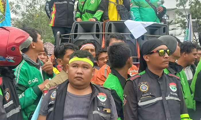 Ratusan driver ojek online (ojol), yang tergabung dalam Gabungan Ojek Roda Dua Medan Sekitar (GODAMS), menggelar unjuk rasa di depan Kantor Gubernur Sumut Jalan Pangeran Diponegoro Medan, Selasa (7/11/2023).