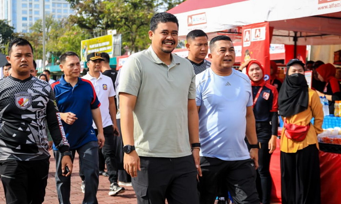 Penarikan nomor undian hadiah doorprize oleh Wali Kota Medan Bobby Nasution, menambah kemeriahan dan keseruan kegiatan 'fun walk' yang berlangsung di Lapangan Benteng, Minggu (12/11/2023).