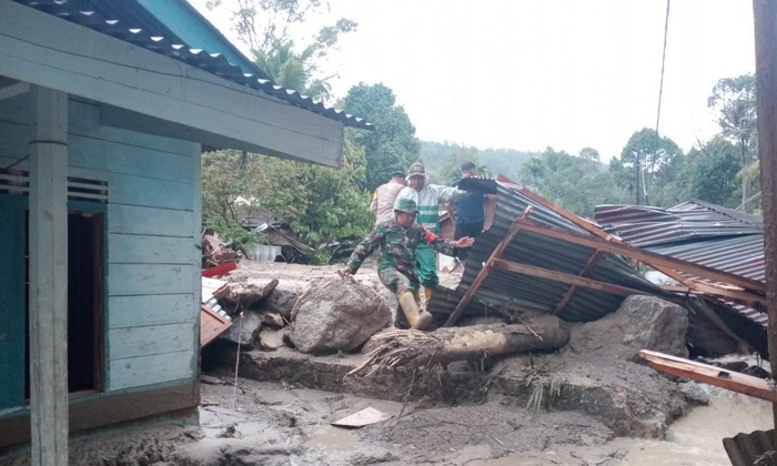 Banjir bandang menerjang perkampungan warga Dusun Huta Baru Lobuharambir, Desa Bonanidolok, Kecamatan Purbatua, Taput., Rabu (21/22/2023).