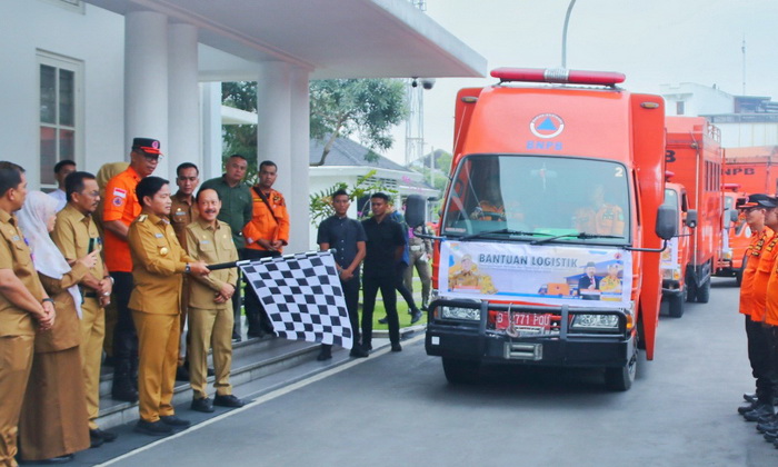 Pj Gubernur Hassanudin melepas secara simbolis pendistribusian bantuan logistik penanggulangan bencana dari Pemprov Sumut untuk 12 kabupaten/kota se-Sumatera Utara yang terdampak bencana banjir, tanah longsor, dan angin puting beliung.