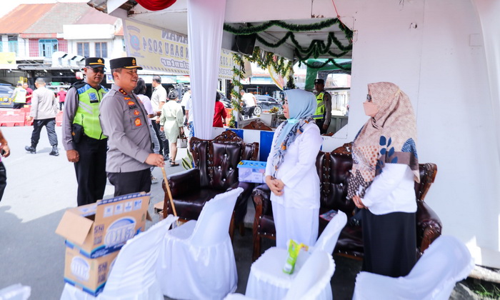 Kapolda Sumut Irjen Pol Agung Setya Imam Effendi mengecek Posko Pengamanan Operasi Lilin Toba 2023, di Simpang Empat, Kota Pematangsiantar, Selasa (26/12/2023).