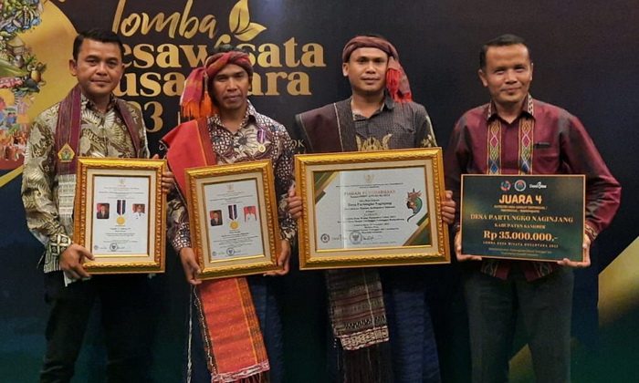 BUMDes Sappinur Bunga, Desa Partungko Naginjang Kecamatan Harian Kabupaten Samosir, meraih Juara 4 Anugerah Desa Wisata Nusantara 2023, Kategori Desa Berkembang, Tertinggal dan Sangat Tertinggal.