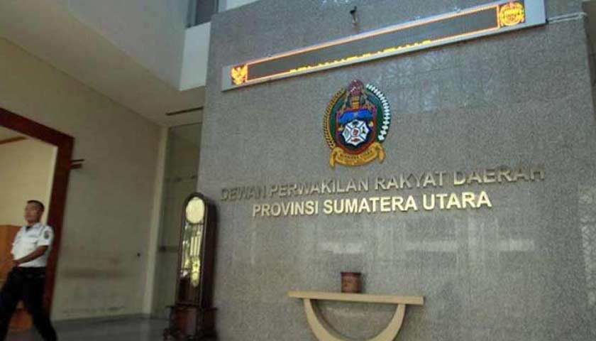 Sekretaris DPRD Sumut Zulkifli terancam dilaporkan ke polisi, jika masih memberikan gaji dan fasilitas kepada Aulia Agsa. Sekretaris Gerindra Sumut Sugiat Santoso menyampaikan penegasan ini, Rabu (20/12/2023).