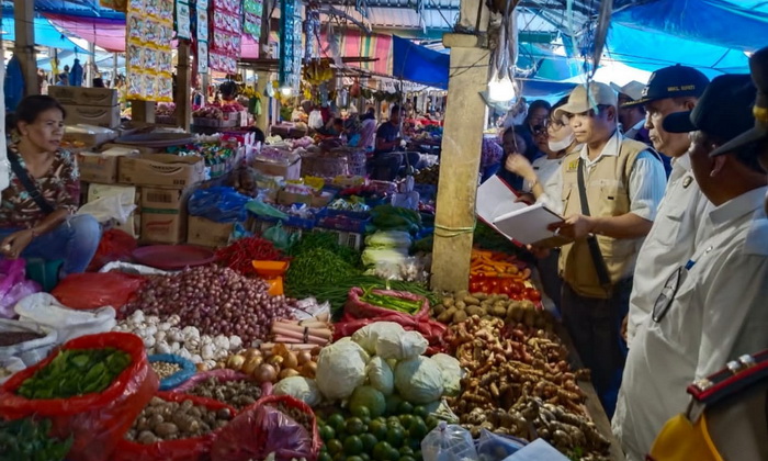 Pemkab Samosir melalui Forkopimda dan TPID melakukan survei dan monitoring harga dan ketersediaan Bahan Pokok Penting (Bapokting) di Pasar Tradisional Onan Baru, Pangururan, Kabupaten Samosir, Rabu (13/12/2023).