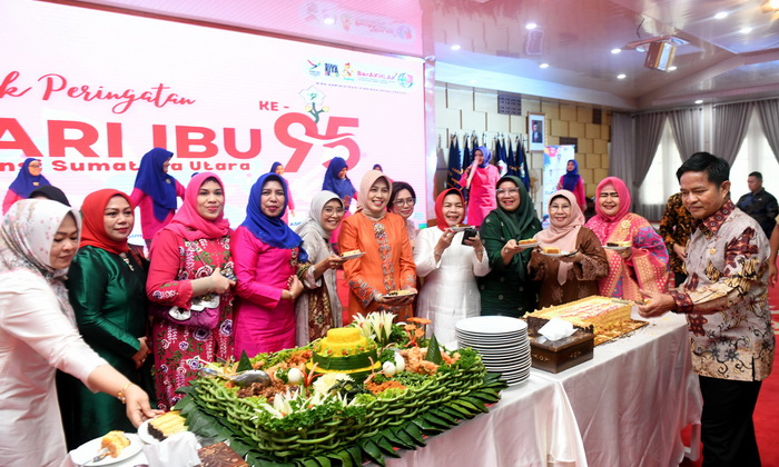 Pj Gubernur Sumatera Utara (Sumut) Hassanudin terharu dan bangga saat mendengar cerita seorang ibu, Nuraini, yang mampu mendidik 10 orang anaknya menempuh pendidikan tinggi dan sukses