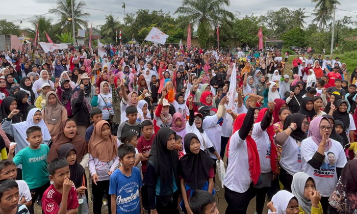 Kader Gerindra menggelar jalan sehat dan 'Senam Gemoy' bersama ribuan masyarakat di Aek Ledong, Asahan, Minggu (17/12/2023). Yel-yel ‘Prabowo Gibran menang satu putaran’ menggema di Asahan.