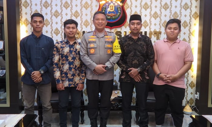 Aliansi Pemuda dan Mahasiswa Peduli Memajukan Sumut (APMPEMUS) memberikan piagam penghargaan kepada Kapolda Sumut, Selasa (5/12/2023).