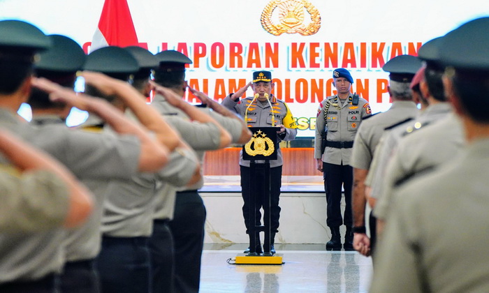 Sejumlah Perwira Tinggi Polri menjalani Korps Raport atau kenaikan pangkat. Upacara Korps Raport dipimpin langsung Kapolri Jenderal Listyo Sigit Prabowo, Jumat (22/12/2023).