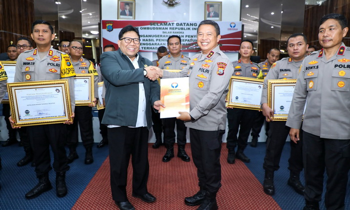 Polda Sumatera Utara menerima hasil Penilaian Kepatuhan Pelayanan Publik Tahun 2023 dari Ombudsman RI terhadap kinerja seluruh polres sejajaran