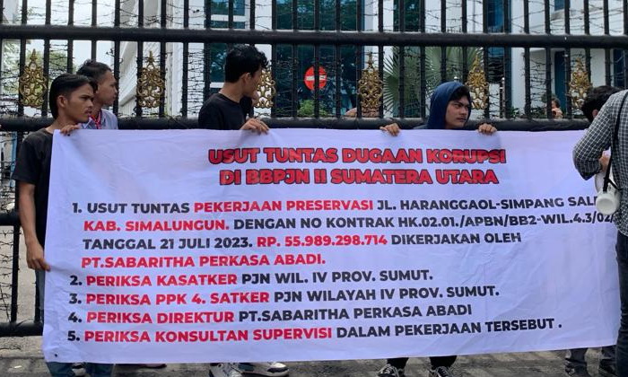 Puluhan mahasiswa dan pemuda aktivis anti korupsi tergabung dalam Lembaga Forum Mahasiswa Peduli Bangsa (FMPB) Sumut, melakukan unjukrasa di depan Kantor Kejati Sumatera Utara, Jumat (29/12/2023).