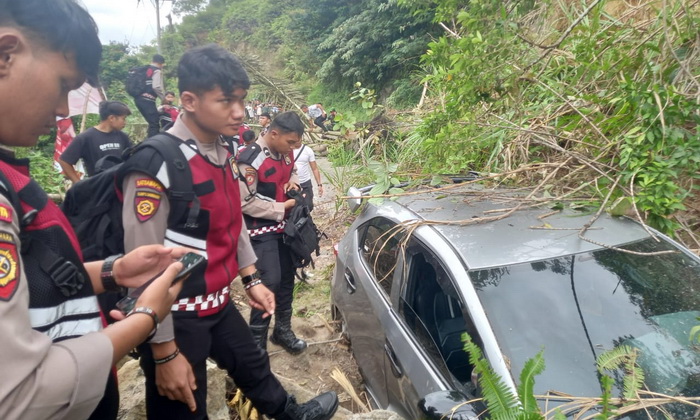 Tanah longsor disertai batu dan pohon tumbang menutup Jalan Lintas Sumatera di Desa Pancur Napitu, Kecamatan Siatas Barita, Kabupaten Taput, Rabu (27/12/2023), sekira pukul 10.00 WIB.