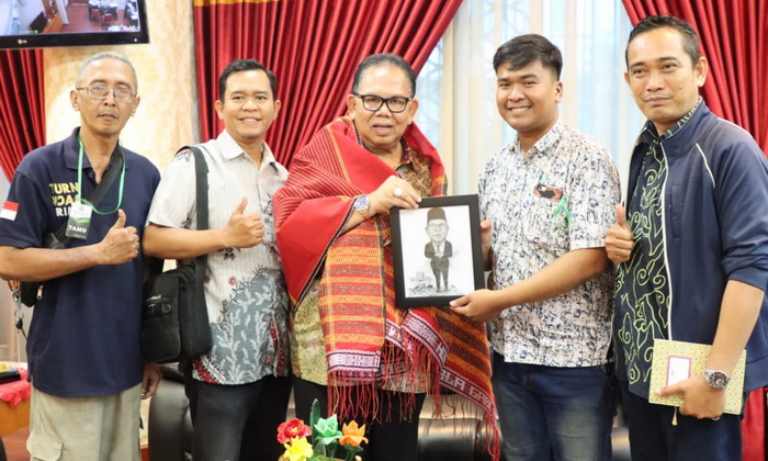 Ketua Panitia Perayaan Natal Driver Online dan Pedagang Kaki Lima Medan Asido Simanjuntak beserta jajaran, menyambangi ruang Ketua DPRD Sumatera Utara, Rabu (6/12/2023).