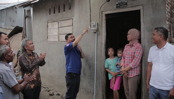 Sebagai upaya mendorong rasio elektrifikasi, PLN Unit Induk Distribusi (UID) Sumut kembali menyalakan sambungan baru listrik melalui Program Bantuan Pasang Baru Listrik (BPBL) kepada 272 warga tidak mampu di Serdang Bedagai, Sumatera Utara, Jumat (1/12/2023).