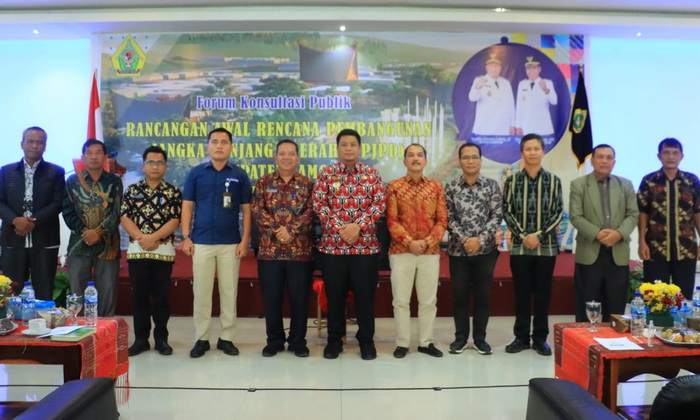 Vandiko Timotius Gultom ST membuka Forum Konsultasi Publik Rancangan Awal Rencana Pembangunan Jangka Panjang Daerah (RPJPD) Kabupaten Samosir 2025 - 2045
