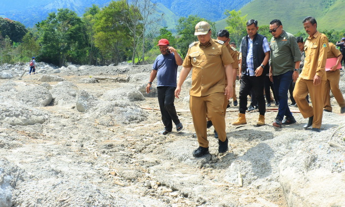 Bupati Samosir Vandiko T Gultom bersama anggota Komisi B DPRD Sumut meninjau lokasi banjir bandang Kenegerian Sihotang Kecamatan Harian, Senin (11/12/2023).