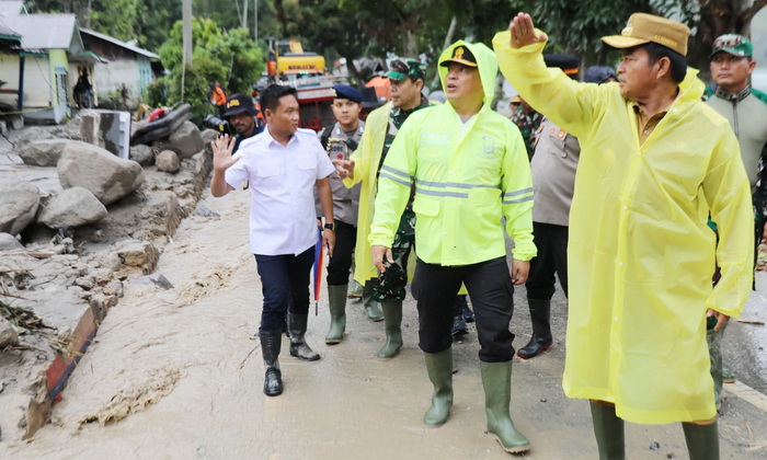 Pj Gubernur Sumut Hassanudin, Minggu (3/12/2023), meninjau sekaligus memberikan bantuan kepada warga Desa Simangulampe, Kecamatan Baktiraja, Humbahas, yang menjadi korban banjir bandang dan tanah longsor.
