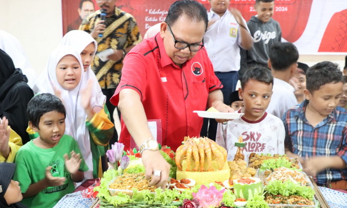 Politisi PDI Perjuangan yang juga menjabat sebagai Ketua DPRD Sumatera Utara Baskami Ginting, mengadakan acara 'potong tumpeng' dan berbagi santunan di Panti Asuhan, Alwashliyah, Medan Johor Rabu (24/1/2024).