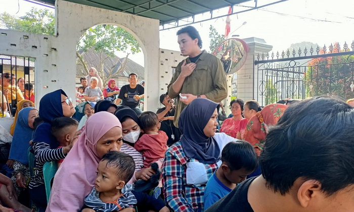 Calon anggota legislatif (caleg) Partai Solidaritas Indonesia (PSI) untuk DPRD Kota Medan, Nomor urut 8, Reinhart Jeremy Anindhita berdialog bersama seratusan warga yang mayoritas kaum ibu.