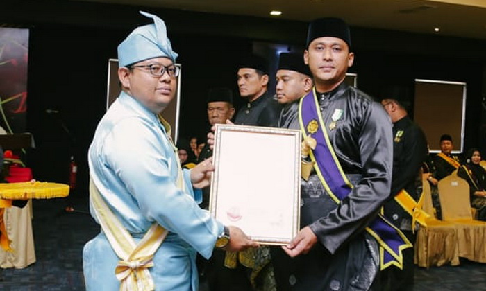 Dedy Iman Sukanto menjadi salah satu dari sejumlah tokoh yang menerima Gelar Adat Resam Melayu, pada Perayaan Hari Keputeraan ke-39 Tahun Raja Melayu
