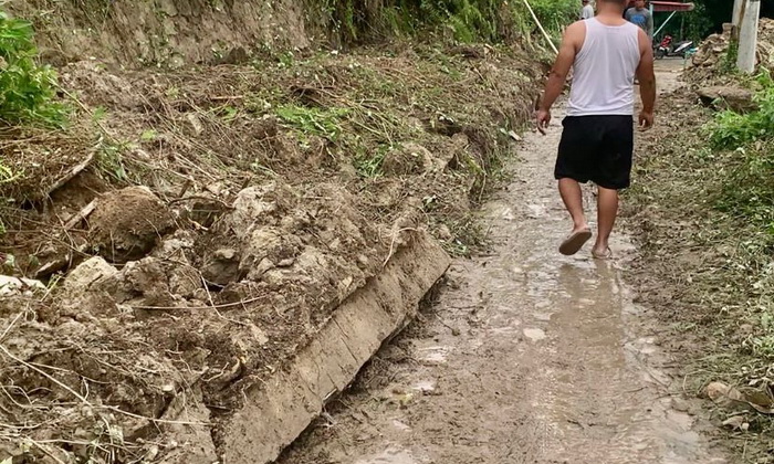 Hujan deras yang mengguyur wilayah Kecamatan Sidamanik, Kabupaten Simalungun, Sabtu (6/12/2024), mengakibatkan tembok penahan tanah di Jalan Korea, Nagori Manik Maraja, Kecamatan Sidamanik longsor.