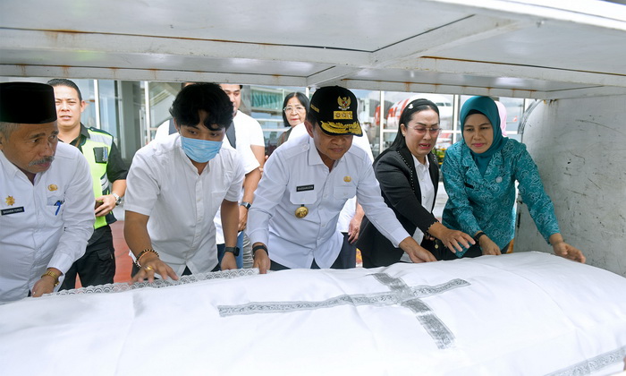 Pj Gubernur Sumut Hassanudin menyambut kedatangan jenazah Walikota Gunungsitoli Lakhomizaro Zebua di Bandara Internasional Kualanamu, Deliserdang