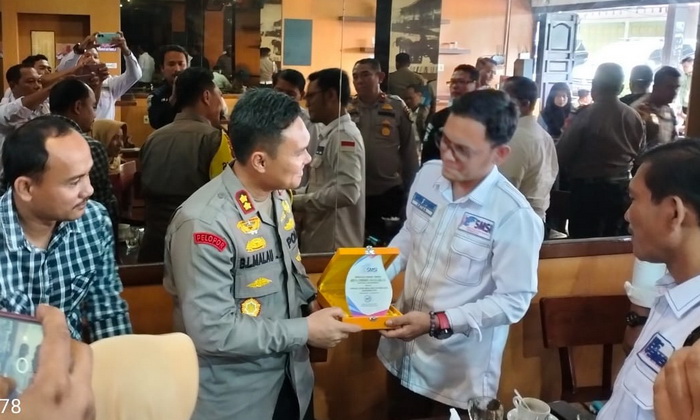 Kapolres Labuhanbatu AKBP Bernhard L Malau SIK MH menggelar 'ngopi bareng' dengan Pengurus Serikat Media Serikat Indonesia (SMSI) Labuhanbatu Raya.