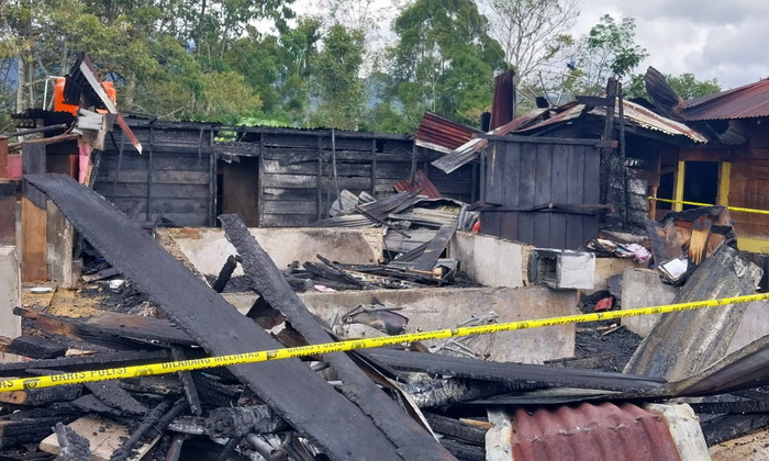 Satu unit rumah milik Usor Lubis (57) beserta 1 unit sepeda motor di dalamnya, ludes dilalap api hingga rata dengan tanah. Peristiwa tersebut terjadi di Dusun Huta Baru Desa Sibalanga, Kecamatan Garoga Kabupaten Taput, Selasa (16/1/2024).