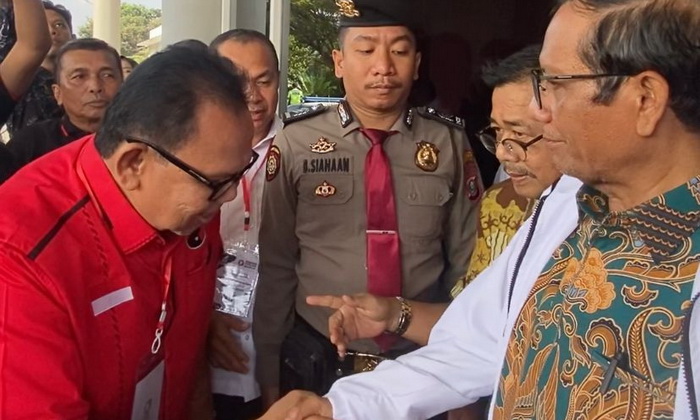 Ketua DPRD Sumatera Utara Baskami Ginting memberikan komentarnya, usai mendampingi sejumlah agenda kedatangan Cawapres Nomor Urut 03 Prof Mahfud MD, di Medan.