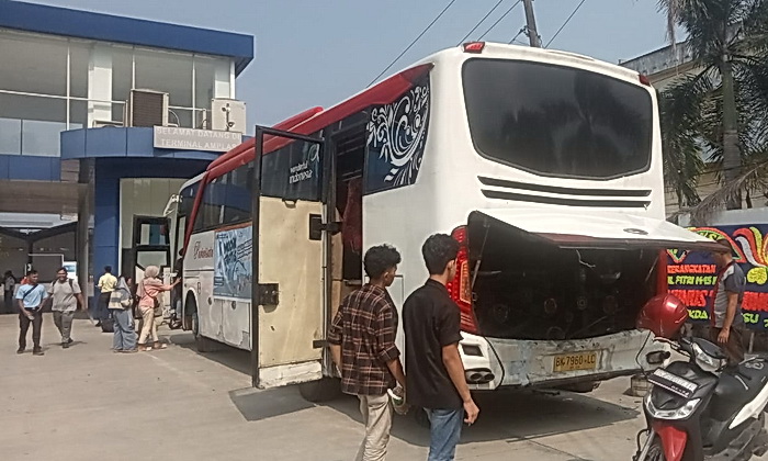 Satu unit bus mudik gratis dalam rangka Lebaran/Idul Fitri 1445 H Tahun 2024 mogok, hingga membuat penumpang kecewa.