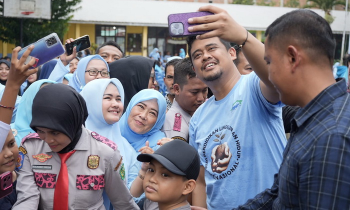 Wali Kota Medan Bobby Nasution mendapatkan penghargaan sebagai Pelopor Peduli Lingkungan Hidup di Kota Medan dari Komunitas Plant and Care For Peace asal Finlandia.