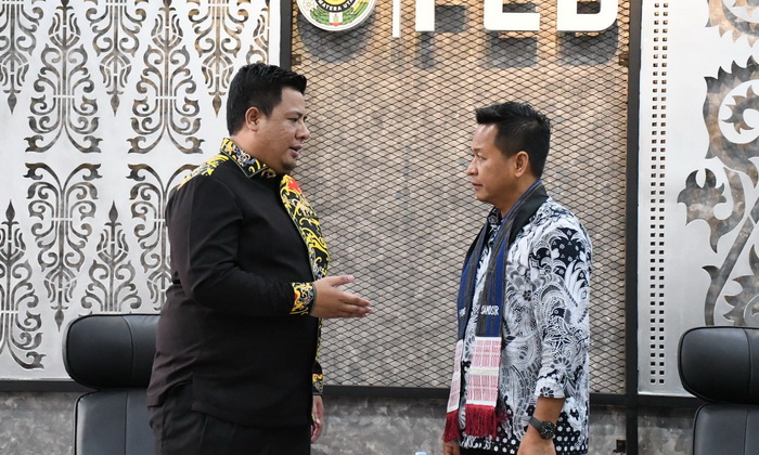 Bupati Samosir Vandiko T Gultom bersama Rektor Universitas Sumatera Utara (USU) melakukan penandatanganan kesepakatan bersama (MoU) di Ruang Dekan Fakultas Ekonomi dan Bisnis (FEB) USU, Rabu (17/1/2024).