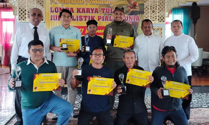 Hasil kerja bareng Asprov PSSI Jatim dengan Serikat Media Siber Indonesia (SMSI) Jatim, akhirnya sebanyak tujuh pemenang Lomba Karya Tulis Jurnalis Piala Dunia U-17 2023 di Indonesia telah ditentukan. Hadiah juga telah diserahkan kepada mereka, Senin (29/1/2024).