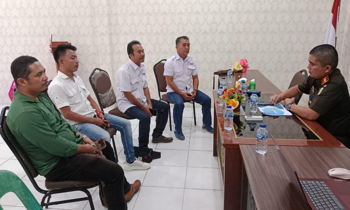 Sejumlah pengurus Serikat Media Siber Indonesia (SMSI) Kepulauan Nias berbincang santai dengan Kajari Gunungsitoli Parada Situmorang SH MH, di aula kejari setempat, Senin (8/1/2024).